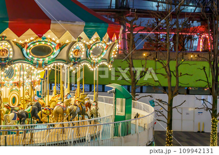 【東京の都市風景】後楽園夜のメリーゴーランド 109942131