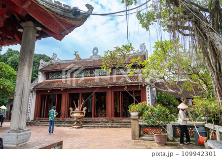 ベトナム ハノイのホアンキエム湖内のゴックソン島に建つ寺院玉山祠 109942301