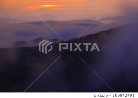 岩手県奥州市　夜明けの風景 109942491