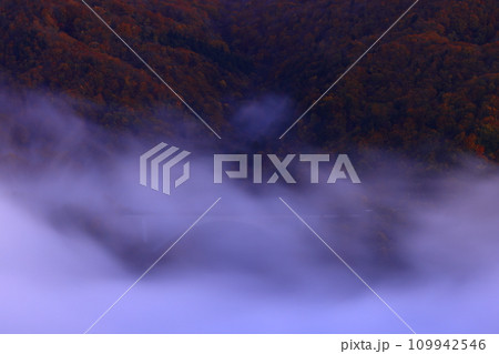 岩手県奥州市　夜明けの風景 109942546