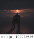 老後イメージ　夕日　一人　孤独　日没　AI生成画像 109942646