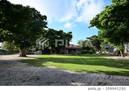 竹富島 世持御嶽の広場 109943280