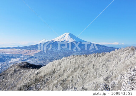 山梨県　冬の富士山 109943355