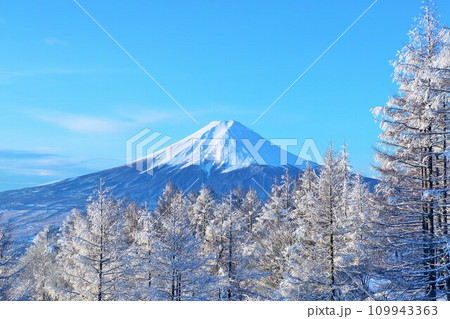 山梨県　冬の富士山 109943363