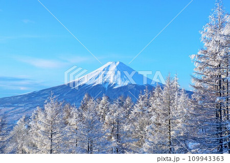 山梨県　冬の富士山 109943363