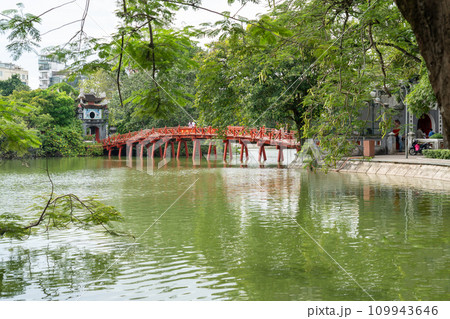 ベトナム ハノイのホアンキエム湖内のゴックソン島に建つ寺院玉山祠への赤い橋 ベトナム ハノイのホアンキエム湖内のゴックソン島に建つ寺院玉山祠への赤い橋 109943646