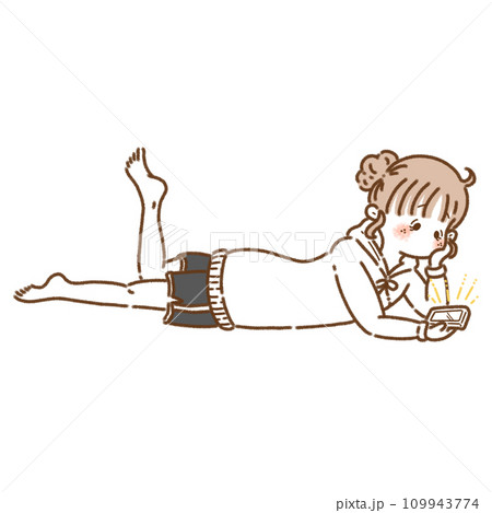 寝転んでスマホをいじるお団子の女の子 寝転んでスマホをいじるお団子の女の子 109943774