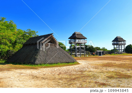 【佐賀県】快晴下の吉野ヶ里歴史公園(南内郭) 【佐賀県】快晴下の吉野ヶ里歴史公園(南内郭) 109943845