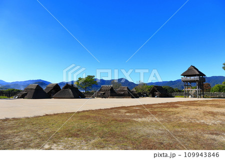 【佐賀県】快晴下の吉野ヶ里歴史公園(南内郭) 【佐賀県】快晴下の吉野ヶ里歴史公園(南内郭) 109943846