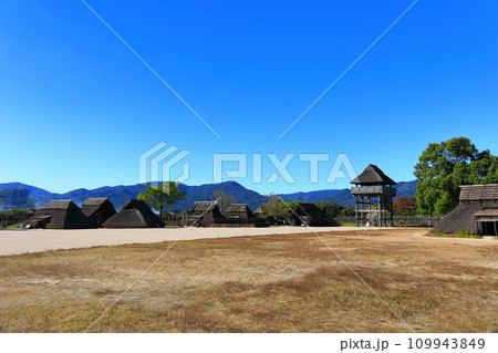 【佐賀県】快晴下の吉野ヶ里歴史公園(南内郭) 【佐賀県】快晴下の吉野ヶ里歴史公園(南内郭) 109943849