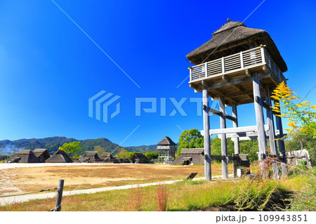 【佐賀県】快晴下の吉野ヶ里歴史公園(南内郭) 【佐賀県】快晴下の吉野ヶ里歴史公園(南内郭) 109943851