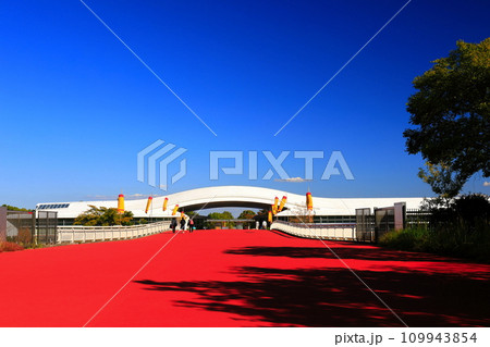 【佐賀県】快晴下の吉野ヶ里歴史公園（歴史公園センター） 109943854
