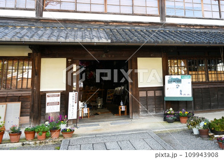 【近江八幡市 新町通り 八幡御三家 近江市指定文化財「旧伴家住宅」入口】 【近江八幡市 新町通り 八幡御三家 近江市指定文化財「旧伴家住宅」入口】 109943908