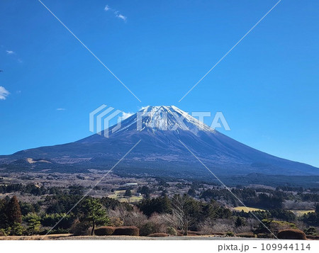 高原からの富士山 109944114
