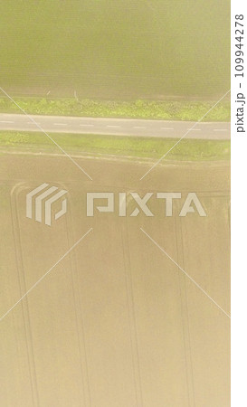 ドローンで上空から撮影した「畑・道路」(北海道紋別市) ドローンで上空から撮影した「畑・道路」(北海道紋別市) 109944278