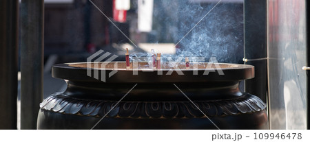 線香の煙 109946478