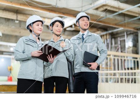 建築現場で打ち合わせをする男女のエンジニア 建築現場で打ち合わせをする男女のエンジニア 109946716