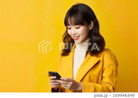 ポップな黄色背景とスマホ女子02 ポップな黄色背景とスマホ女子02 109946849