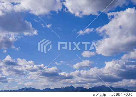 青空に浮かぶ白い雲 109947030