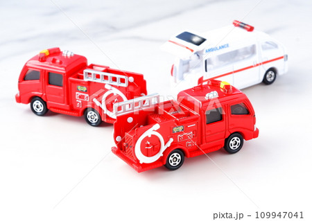 出動する消防車（ポンプ車）と救急車（PA連携） 109947041