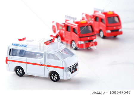 出動する消防車（ポンプ車）と救急車（PA連携） 109947043
