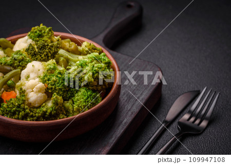 Delicious fresh vegetables steamed carrots, broccoli, cauliflower 109947108