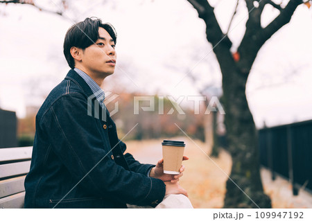 川沿いでコーヒーを飲む男性 109947192