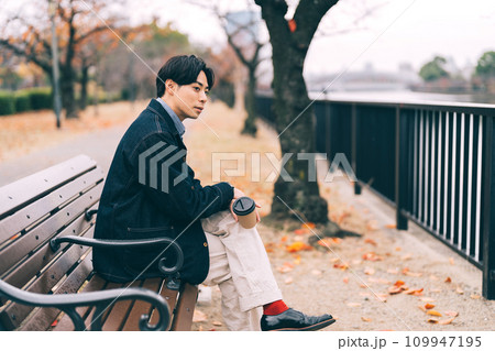 川沿いでコーヒーを飲む男性 109947195