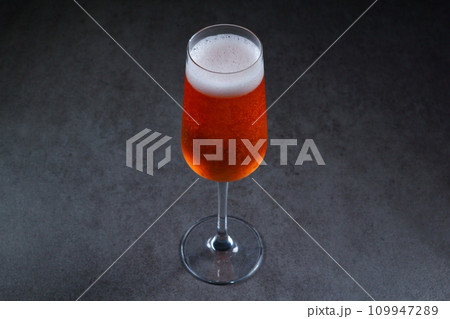 きめ細かい泡が美しいロゼのシャンパン（スパークリングワイン） 109947289