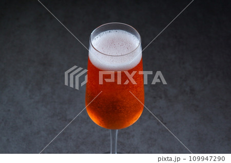 きめ細かい泡が美しいロゼのシャンパン（スパークリングワイン） 109947290