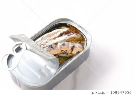 新鮮なイワシをオリーブオイルに漬けたオイルサーディンの缶詰 109947656