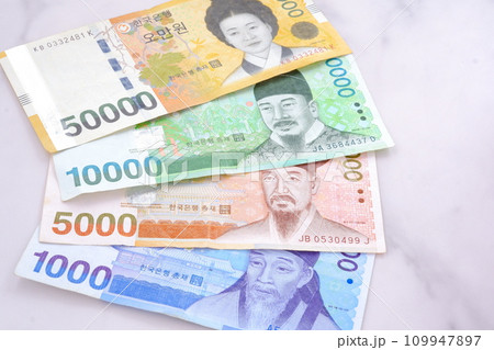 韓国の通貨、ウォンKRWの紙幣 109947897