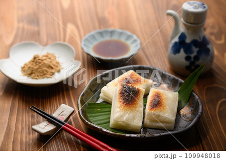 じっくり焼いた切り餅 109948018
