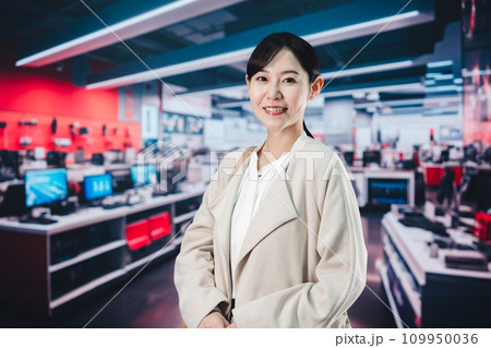 家電量販店で買い物をする女性 家電量販店で買い物をする女性 109950036