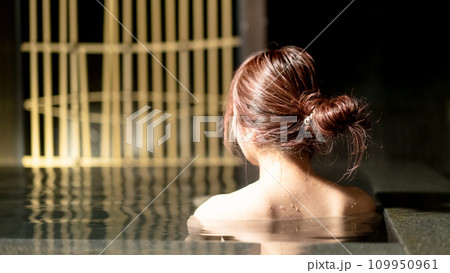 露天風呂に入る女性 109950961