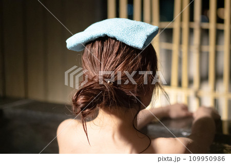 露天風呂に入る女性 露天風呂に入る女性 109950986
