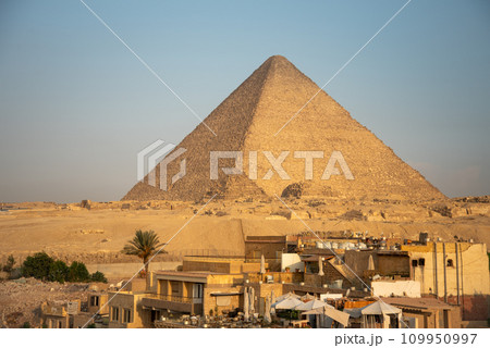 エジプトにあるギザの3大ピラミッドのとても美しい風景 109950997