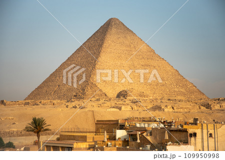エジプトにあるギザの3大ピラミッドのとても美しい風景 109950998