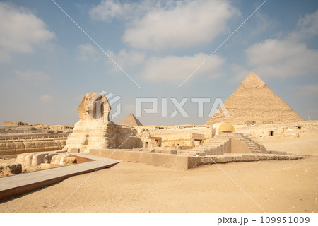 エジプトにあるギザの3大ピラミッドのとても美しい風景 109951009