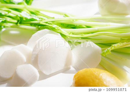 料理に使うカットした材料のかぶ 料理に使うカットした材料のかぶ 109951071