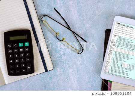 Filing out US Return of Individual Income Tax Form 1040 online during tax period Filing out US Return of Individual Income Tax Form 1040 online during tax period 109951104