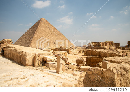 エジプトにあるギザの3大ピラミッドのとても美しい風景 109951210