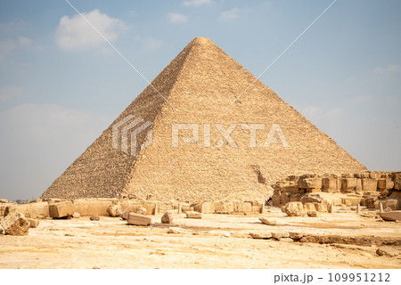 エジプトにあるギザの3大ピラミッドのとても美しい風景 109951212