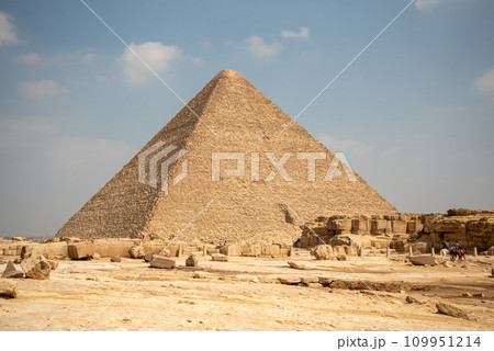 エジプトにあるギザの3大ピラミッドのとても美しい風景 109951214