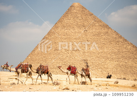 エジプトにあるギザの3大ピラミッドのとても美しい風景 109951230
