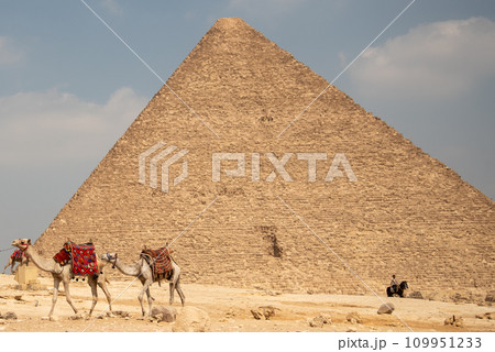 エジプトにあるギザの3大ピラミッドのとても美しい風景 109951233