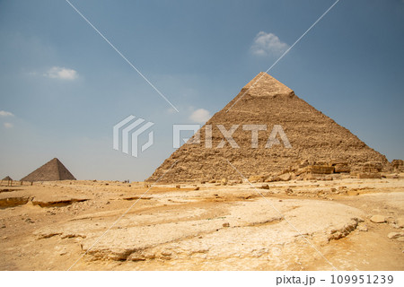 エジプトにあるギザの3大ピラミッドのとても美しい風景 109951239