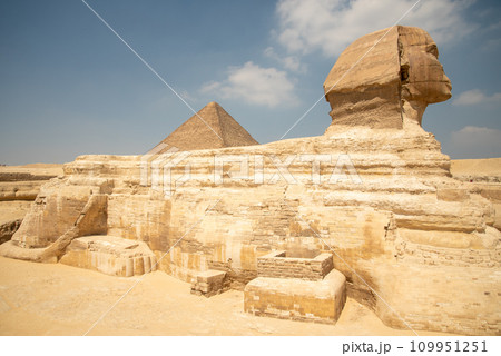 エジプトにあるギザの3大ピラミッドのとても美しい風景 109951251