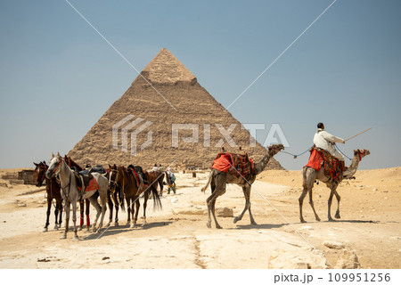 エジプトにあるギザの3大ピラミッドのとても美しい風景 109951256