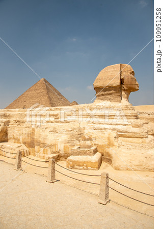 エジプトにあるギザの3大ピラミッドのとても美しい風景 109951258